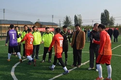  多特蒙德边路突破犀利，德甲赛场速度与激情并存